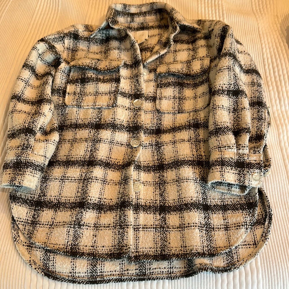 Shacket thick white and black/grayish color